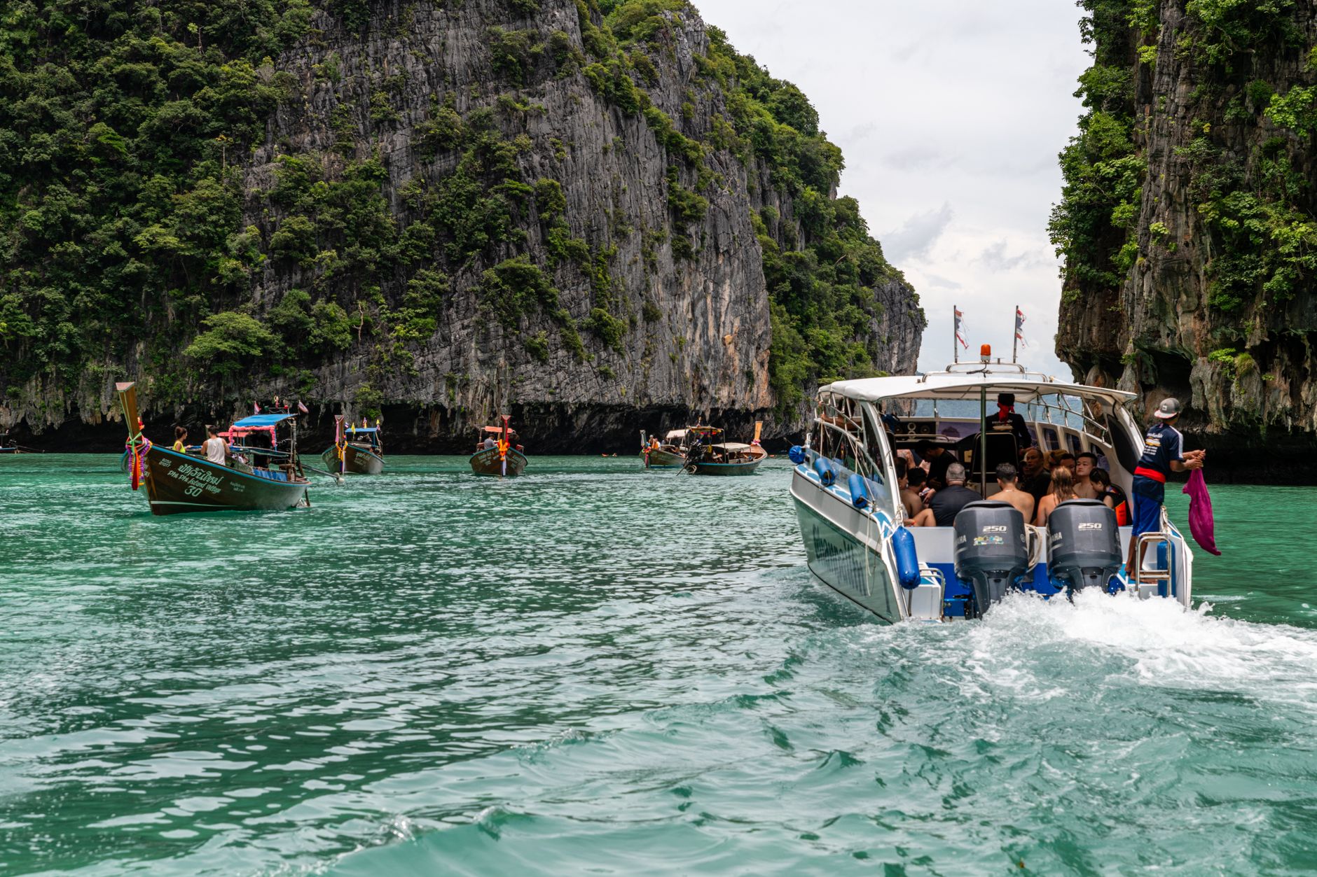 Du khách đi thuyền khám phá đảo Bình Hưng, Khánh Hòa