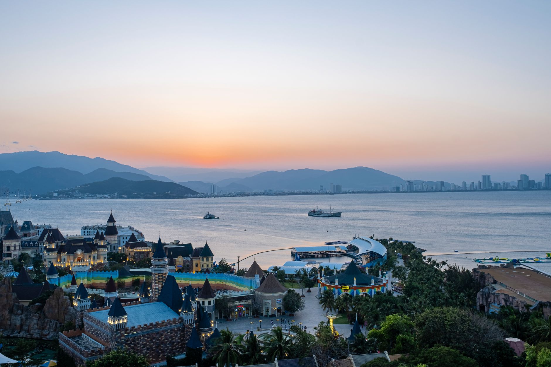 Hoàng hôn buông xuống trên vịnh Nha Trang bên du thuyền