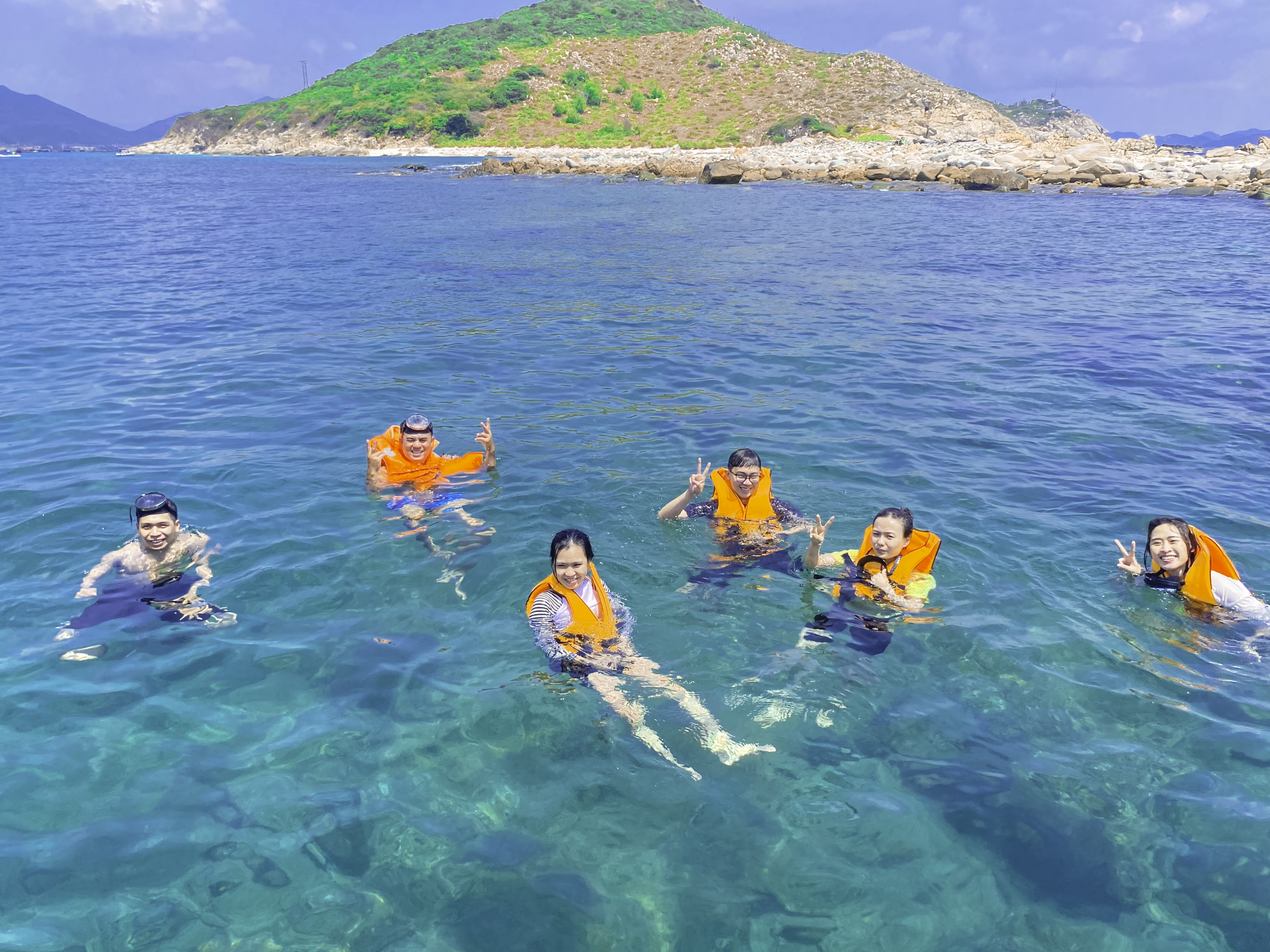 Tour Đảo Bình Hưng 1 Ngày: Khám Phá Bãi Đá Trứng, Hòn Sam Và Bãi Cây Me