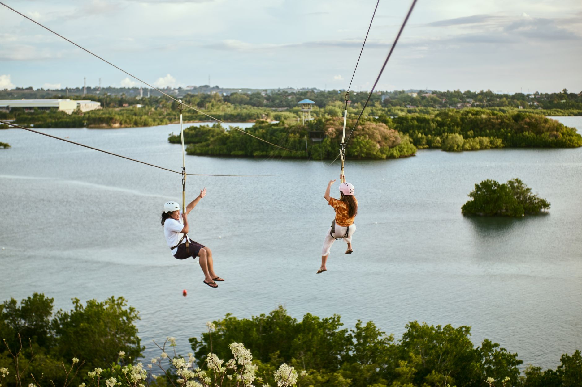 Trải nghiệm zipline bay qua biển tại VinWonders Nha Trang