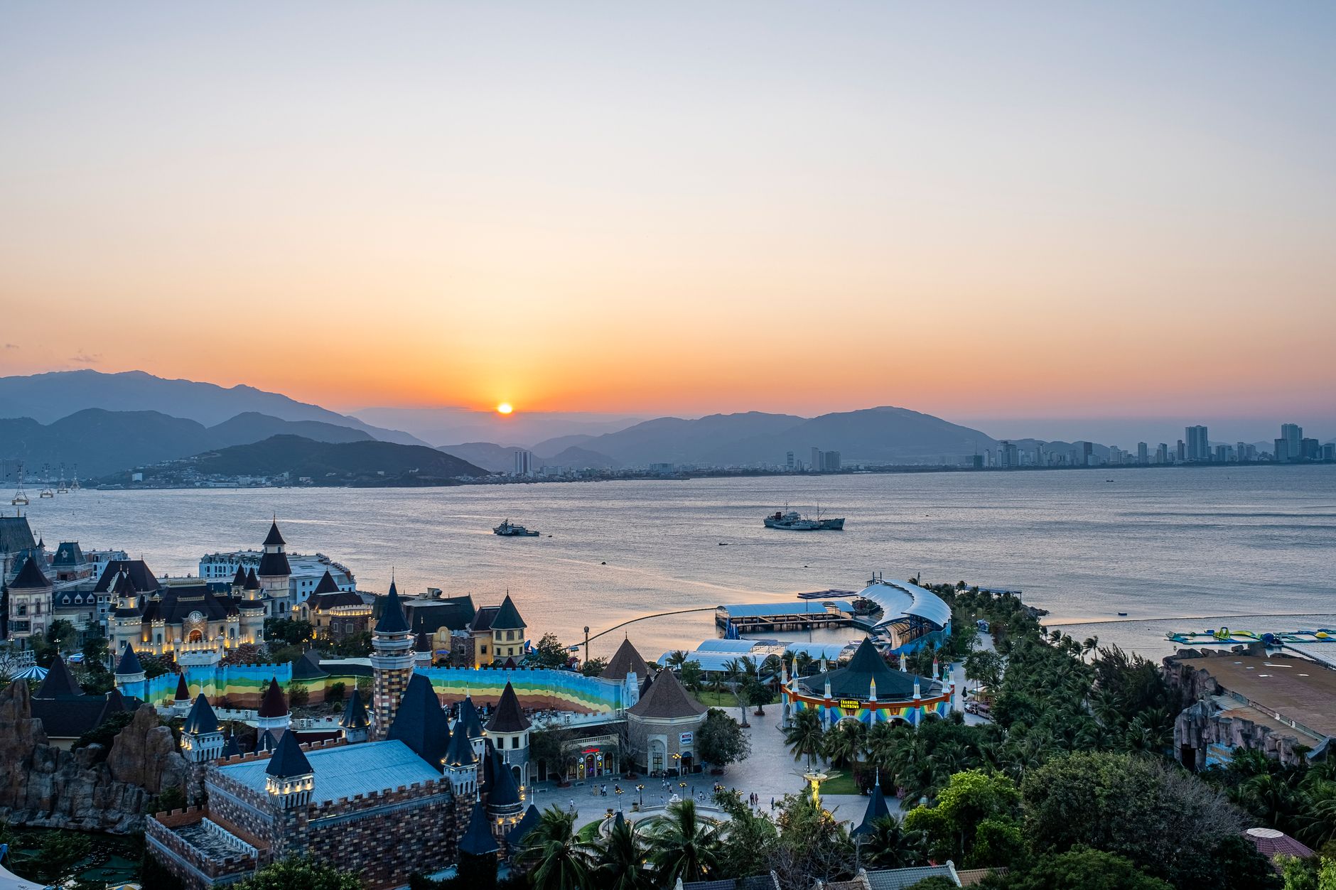 Du thuyền ngắm hoàng hôn trên vịnh Nha Trang lãng mạn
