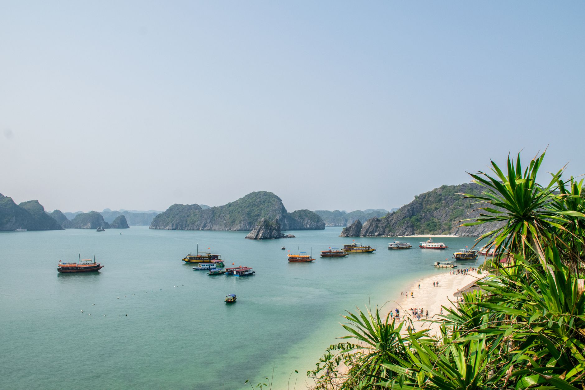 Tàu du lịch tour Hòn Mun di chuyển giữa các đảo Nha Trang với bãi biển cát trắng