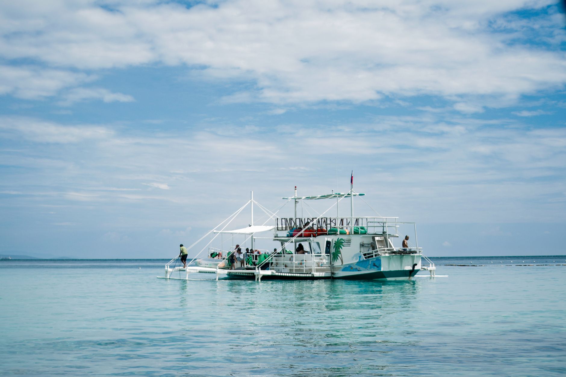 Tàu thuyền đưa du khách tham quan các đảo trong tour ghép Nha Trang