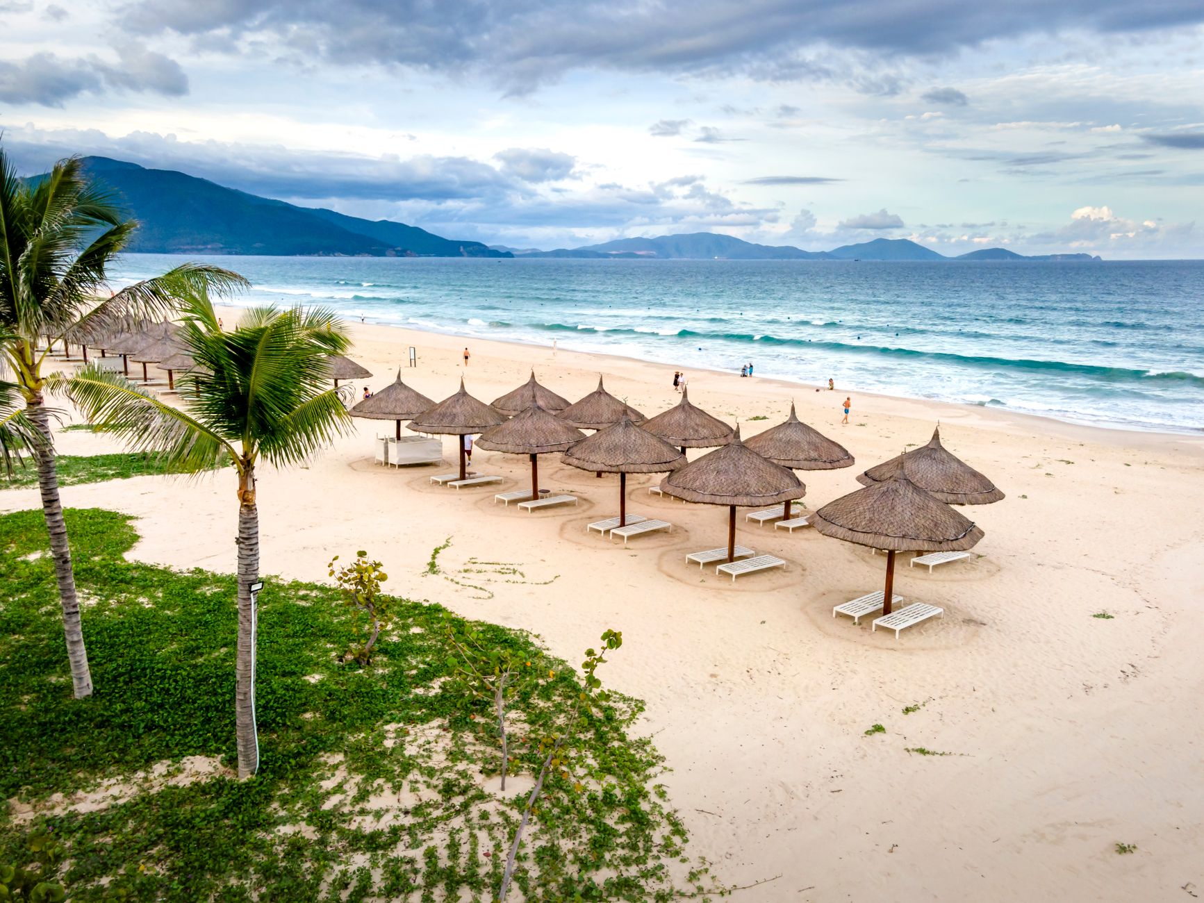 Bãi biển cát trắng và nước biển xanh trong tại đảo Bình Hưng
