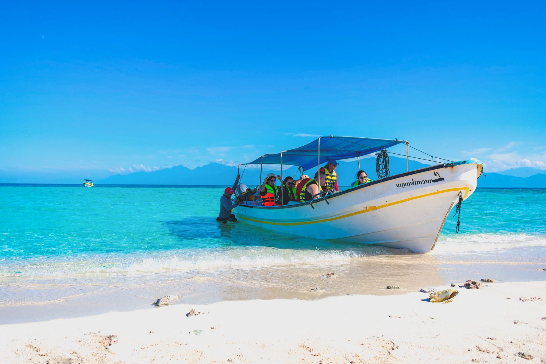 Tàu du lịch đưa khách đi tour Hòn Mun giữa biển xanh Nha Trang