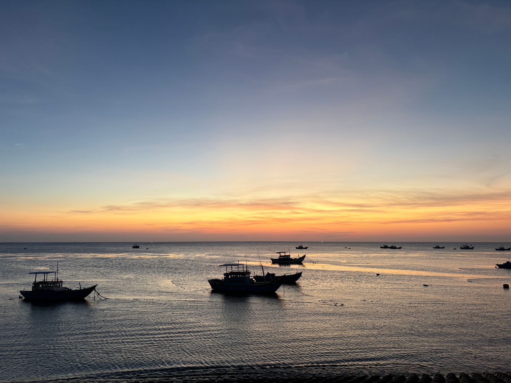 Suối Tiên Mũi Né với dòng nước nhỏ len lỏi giữa những vách cát đỏ cam độc đáo