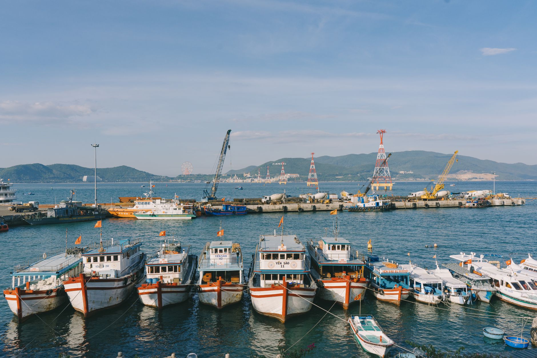 Cano cao tốc chở du khách tham quan tour 3 đảo Nha Trang lướt trên mặt biển