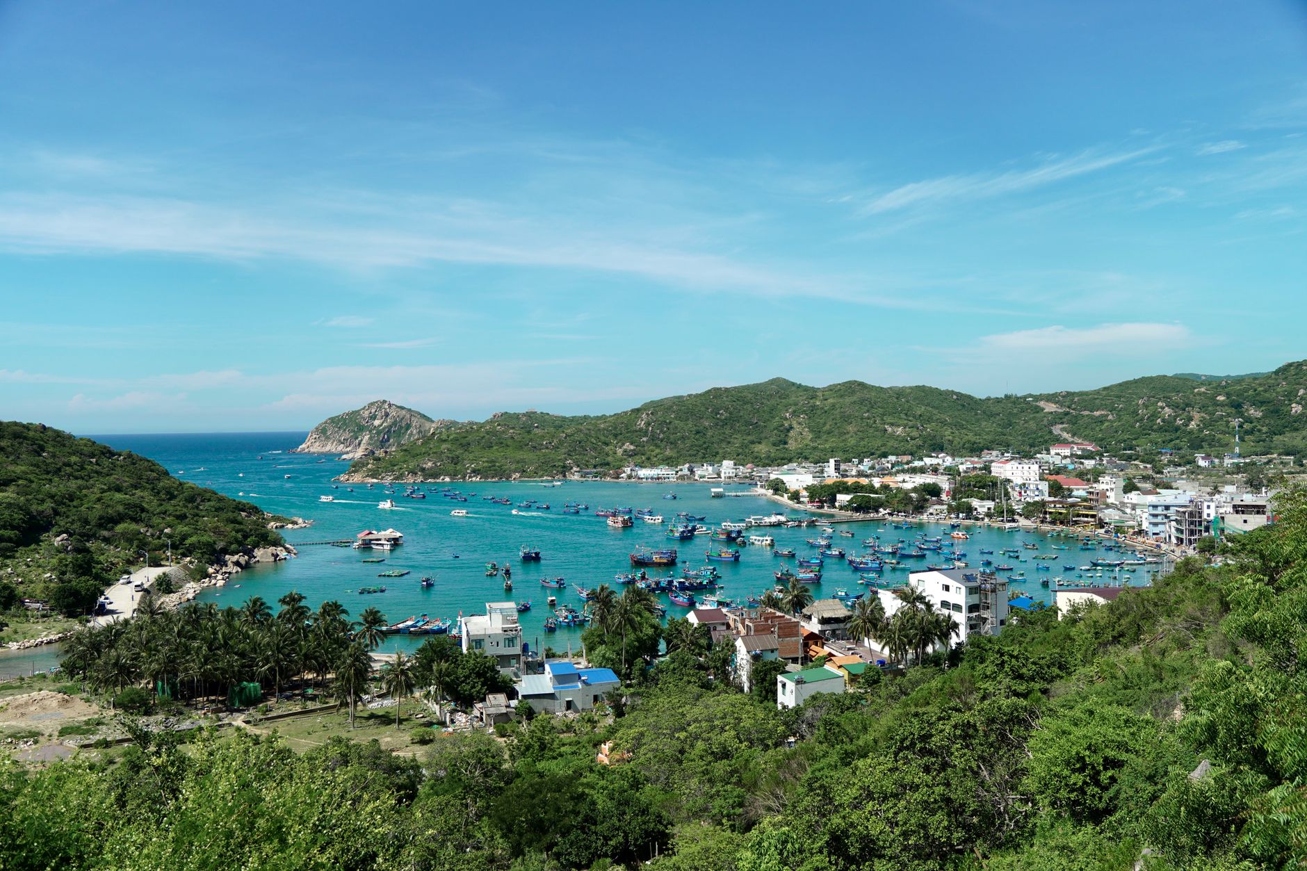 Tàu gỗ truyền thống di chuyển giữa vịnh Nha Trang trong tour 3 đảo