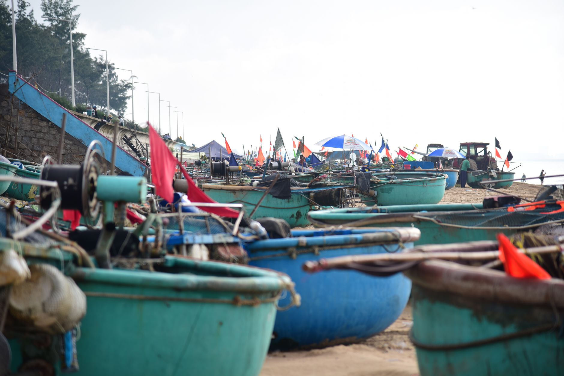 Bãi Xép Phú Yên với thuyền thúng và làng chài bên làn nước trong xanh