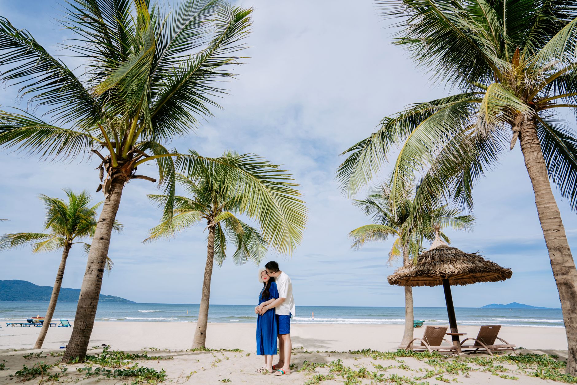 Cặp đôi tận hưởng kỳ nghỉ lãng mạn trên bãi biển resort Hòn Tằm Nha Trang