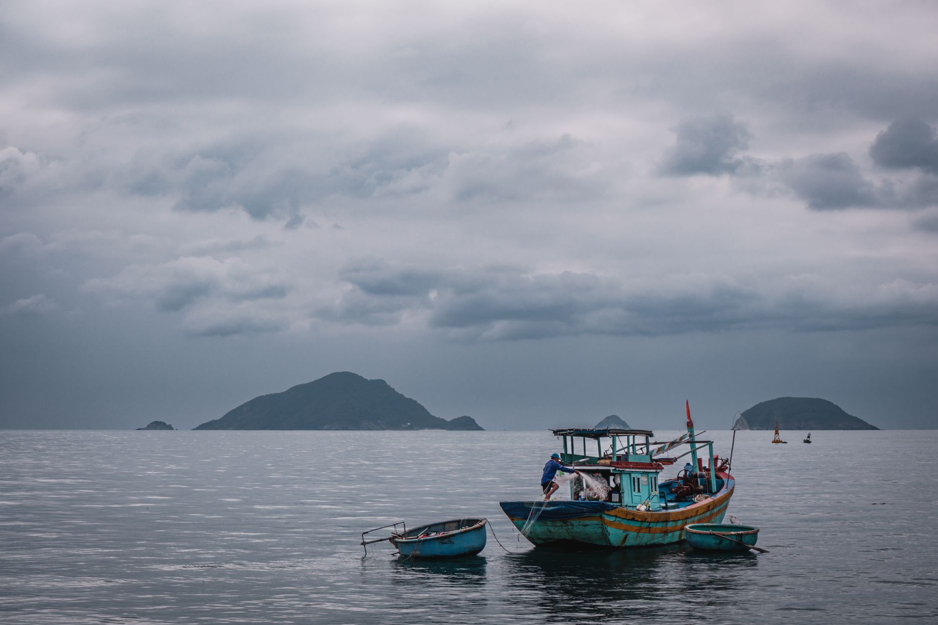 Tàu thuyền chở du khách tham quan tour ghép 3 đảo Nha Trang trên biển