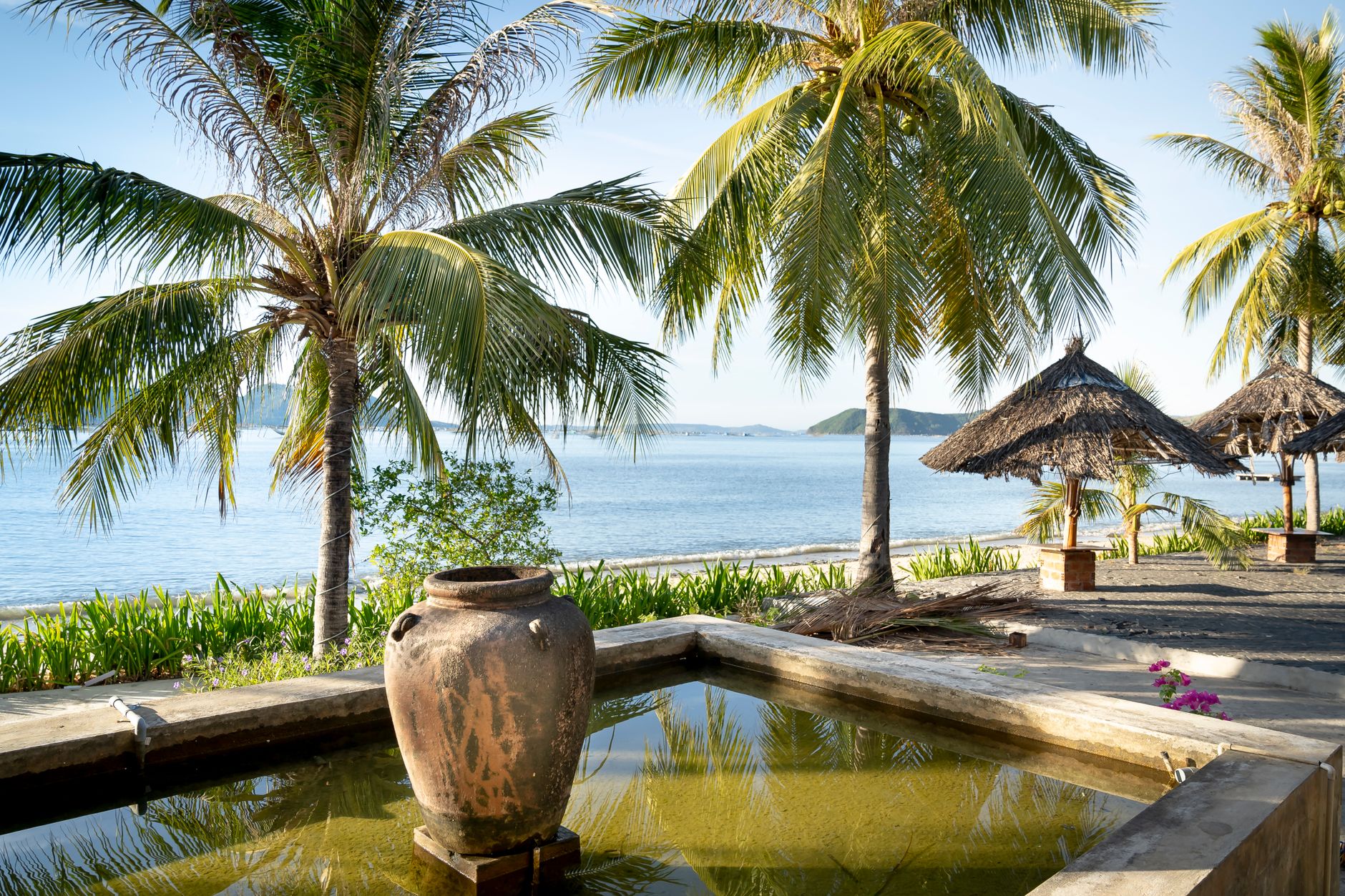 Bãi biển cát trắng và khu nghỉ dưỡng trên đảo Hòn Tằm Nha Trang
