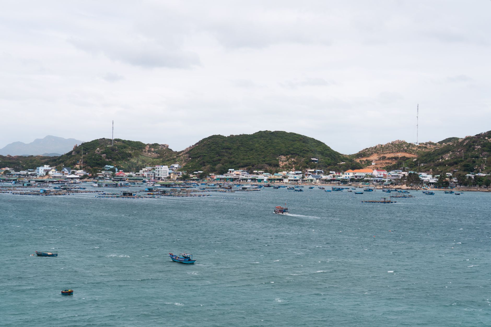 Bãi biển hoang sơ trong xanh trên đảo Bình Ba Nha Trang
