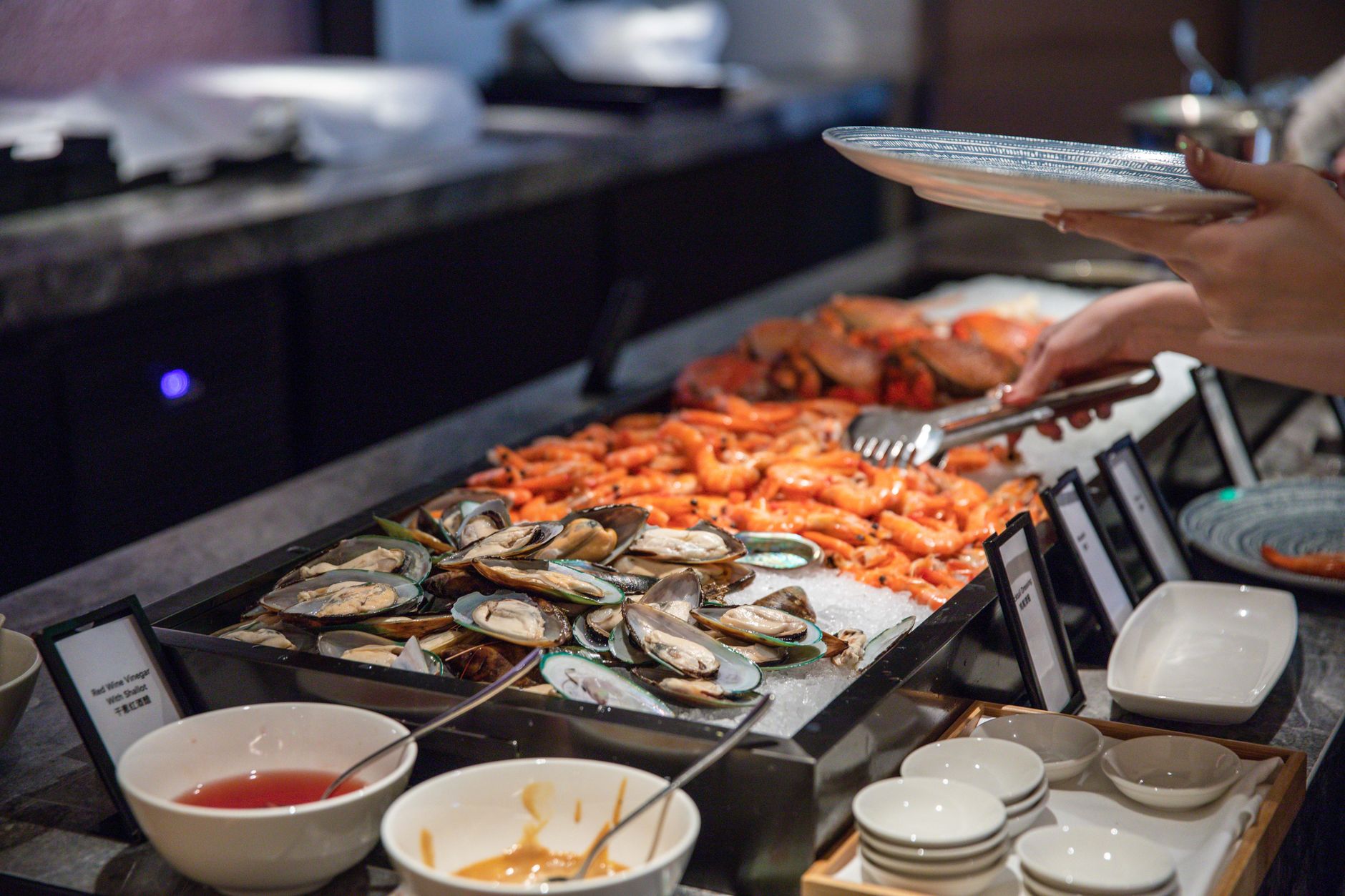 Tiệc buffet hải sản phong phú tại nhà hàng Hòn Tằm phục vụ trong tour Hòn Tằm trọn gói