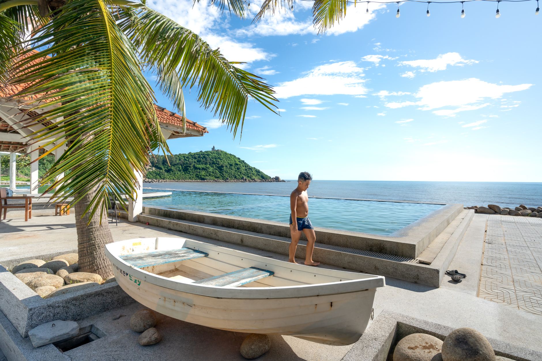 Hồ bơi vô cực view biển tuyệt đẹp trên đảo Hòn Tằm, điểm nhấn của tour Hòn Tằm Nha Trang