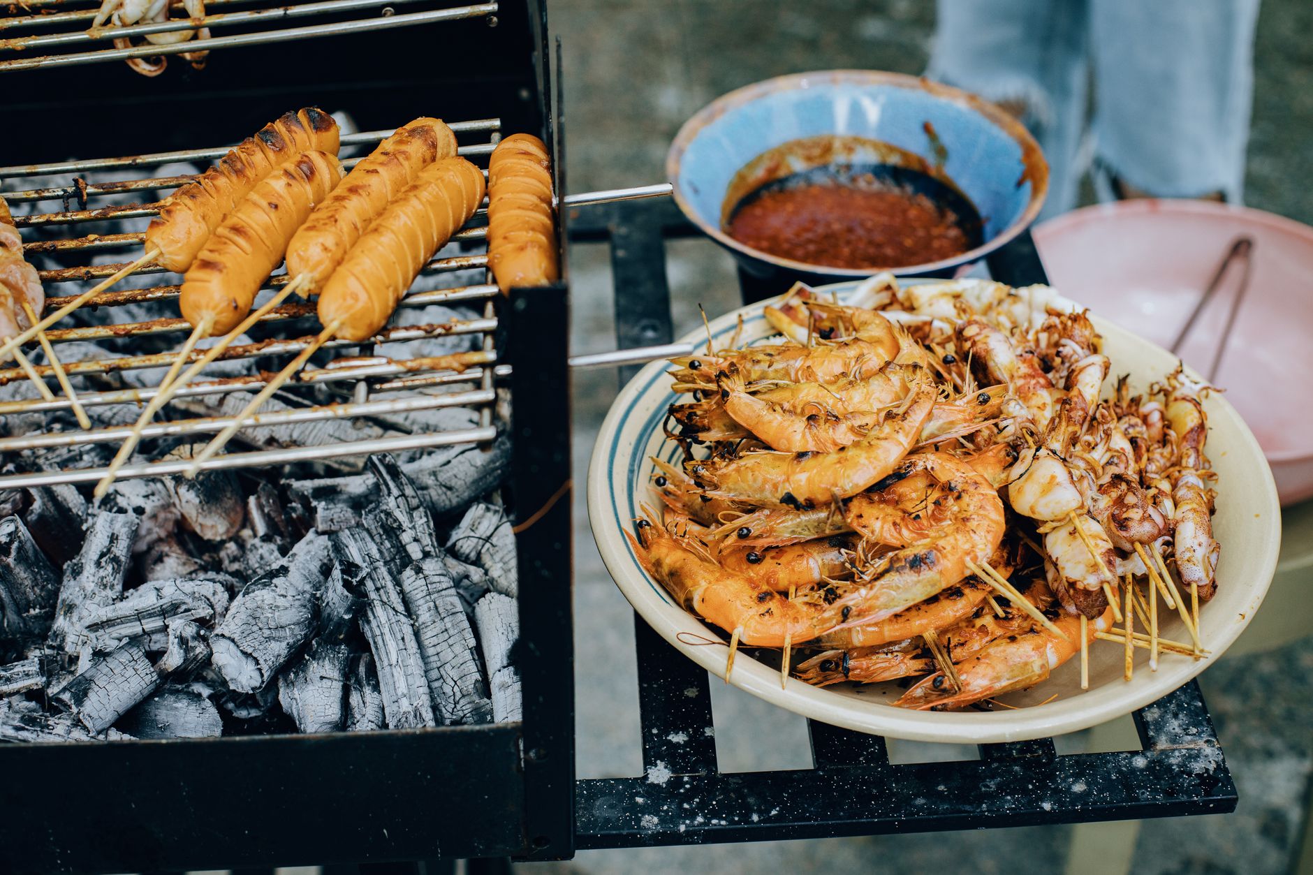 Tôm nướng xiên vàng ươm tại nhà hàng hải sản ngon ở Nha Trang