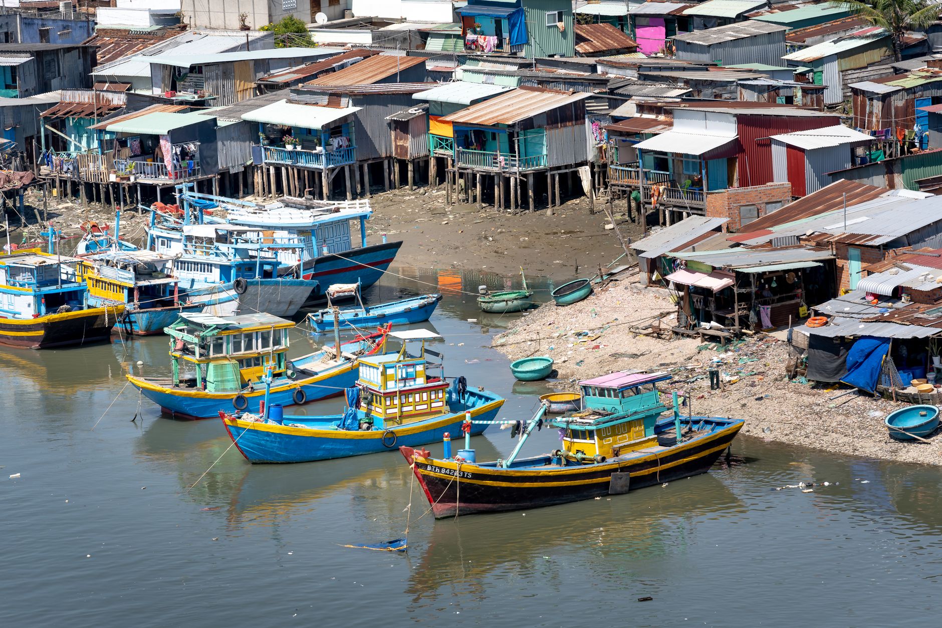 Làng chài ven biển trên hành trình tour 3 đảo Nha Trang