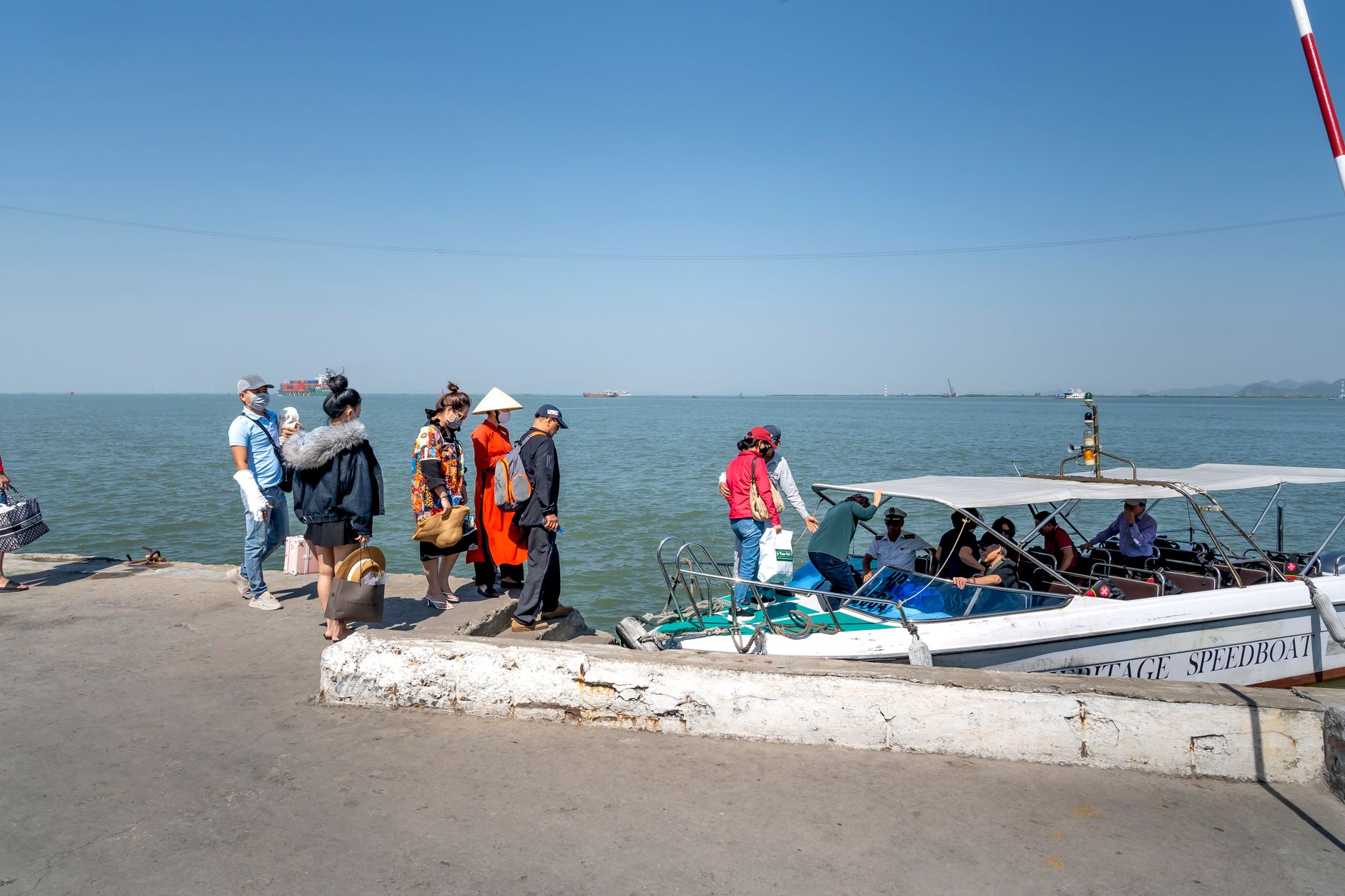 Cano cao tốc chở du khách tham quan tour 3 đảo Nha Trang