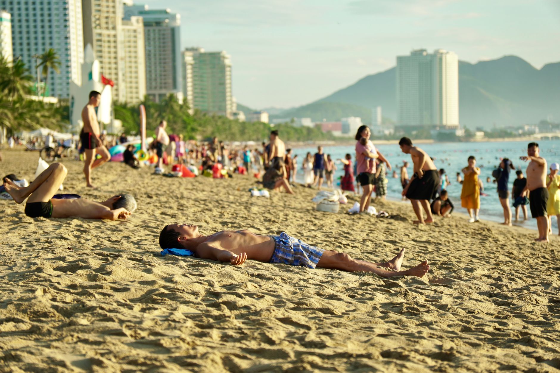 Du khách tham gia tour ghép Nha Trang vui chơi trên biển